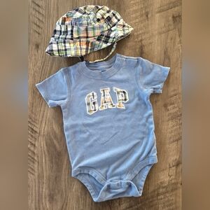 Baby Gap Boy's Blue And Plaid Bodysuit With Bucket Hat Size 18-24 Months